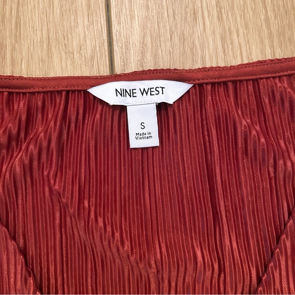Nine West Sleeveless V-Neck Pleated Blouse Tie Waist | Rust Red Orange | Small - Picture 6 of 9